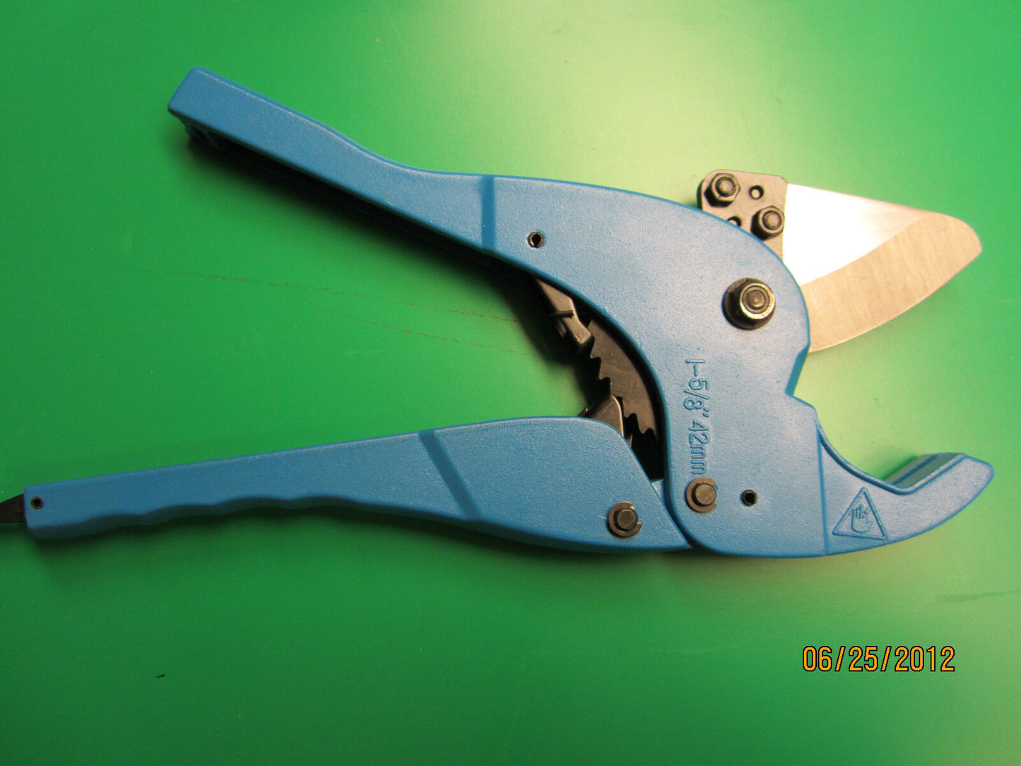 RATCHETING PVC CUTTER ,CUTS SO EASE , STRONG , VERY NICE