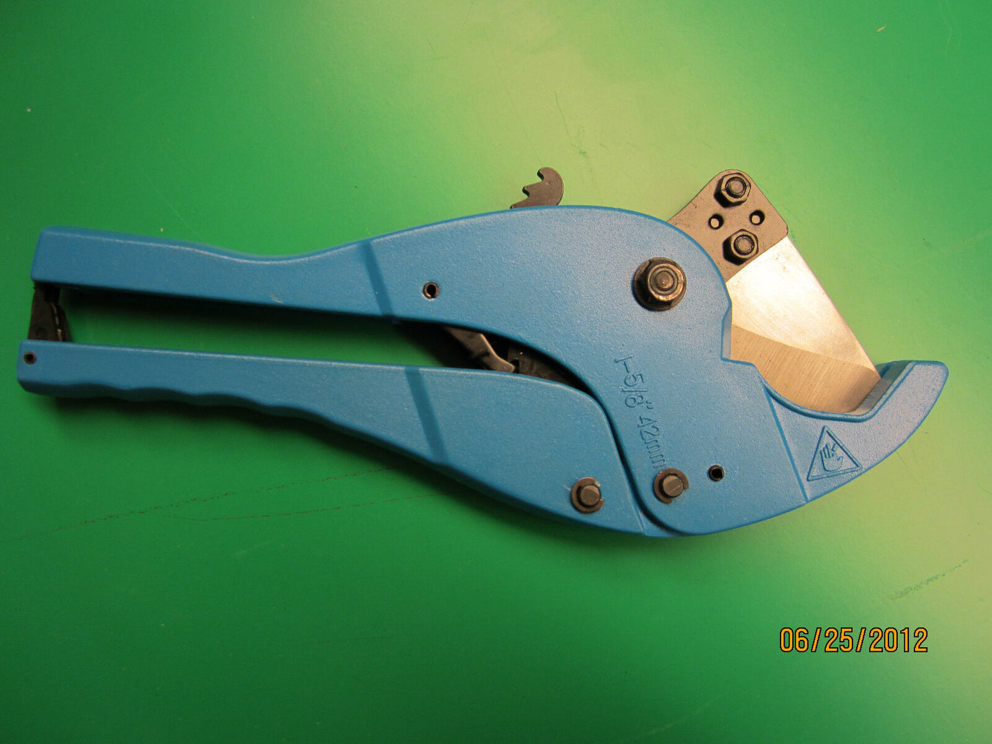 RATCHETING PVC CUTTER ,CUTS SO EASE , STRONG , VERY NICE