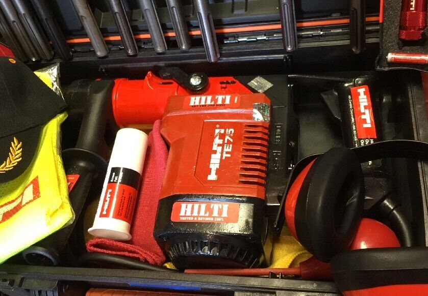 HILTE TE 75 HAMMER DRILL, PREOWNED, FREE VACUUM BITS AND CHISELS,