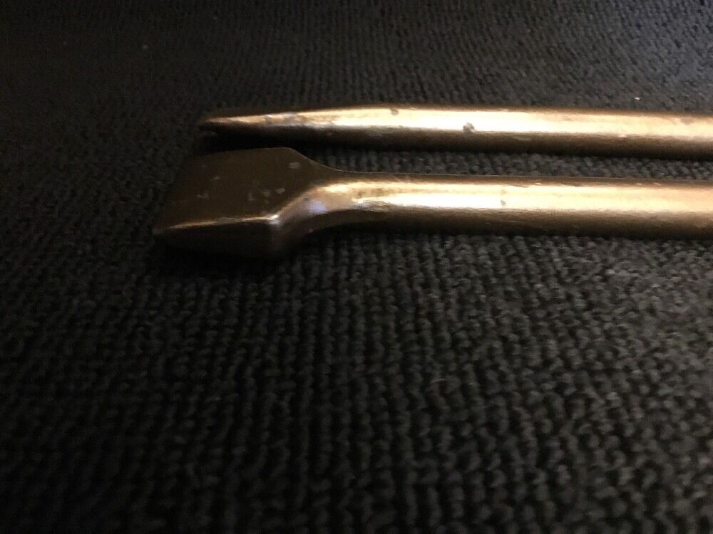 HILTI SDS PLUS CHISEL FLAT 1-1/2" X 9" AND 3/4" X 9" PREOWNED