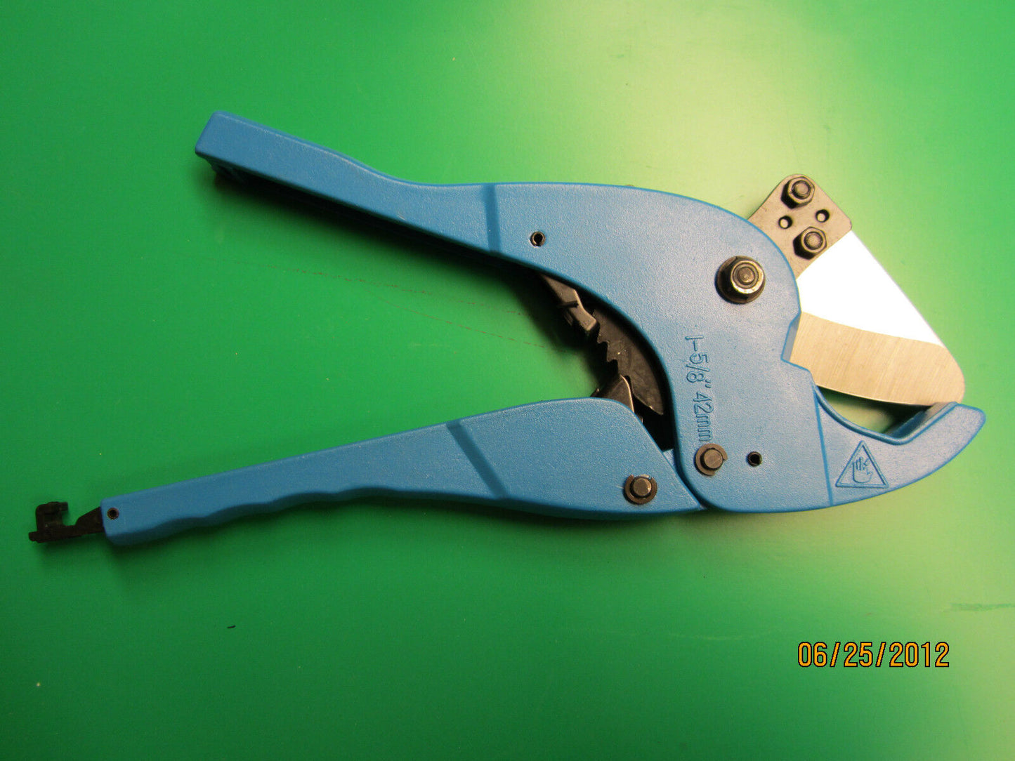 RATCHETING PVC CUTTER ,CUTS SO EASE , STRONG , VERY NICE