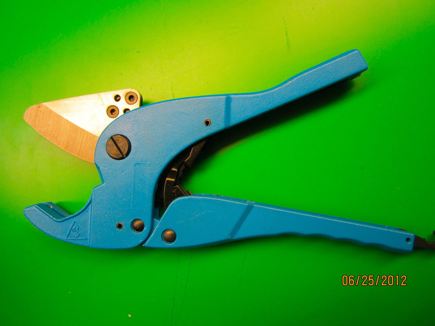 RATCHETING PVC CUTTER ,CUTS SO EASE , STRONG , VERY NICE