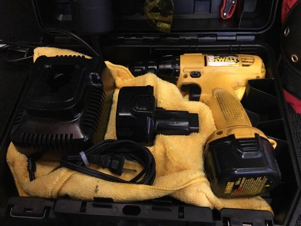 DEWALT DW926 CORDLESS DRILL, 2 BATTERIES, PREOWNED FREE GRINDER