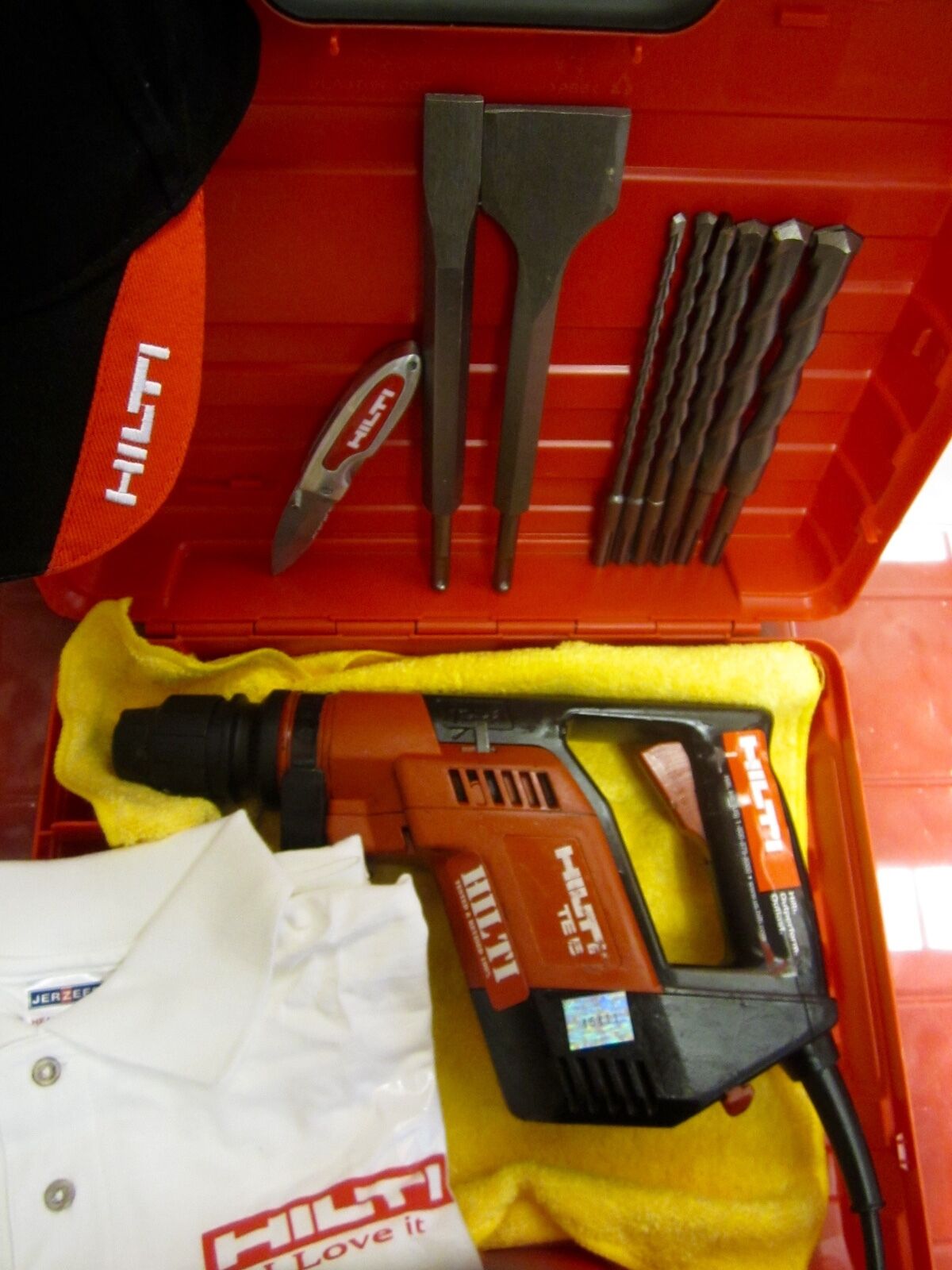 HILTI TE 5 HAMMER DRILL, STRONG, FREE DRILL BITS & CHISELS