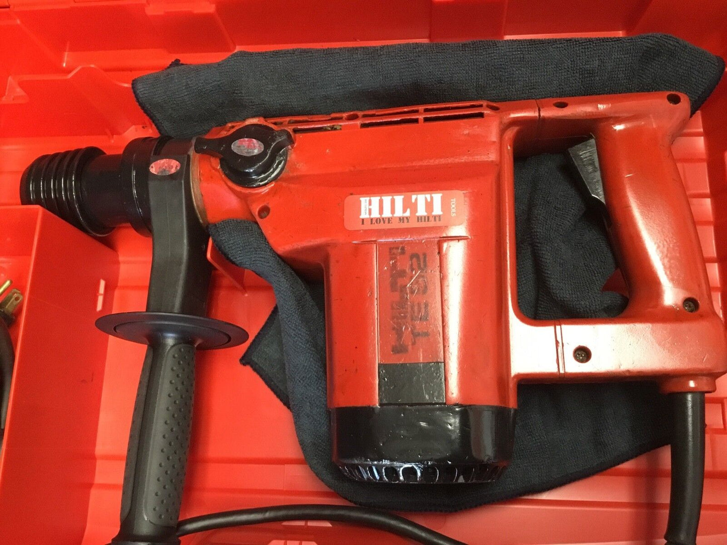 HILTI TE 52 HAMMER DRILL, PREOWNED, FREE CHISELS, BITS, EXTRAS, FAST SHIP