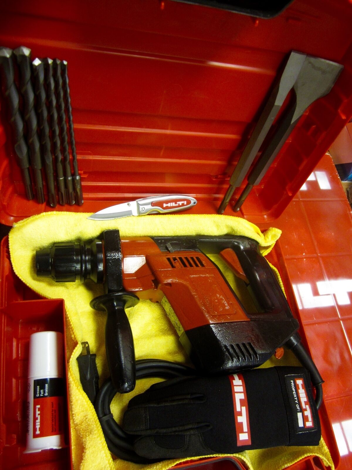 HILTI TE 5 HAMMER DRILL, FREE DRILL BITS & CHISELS