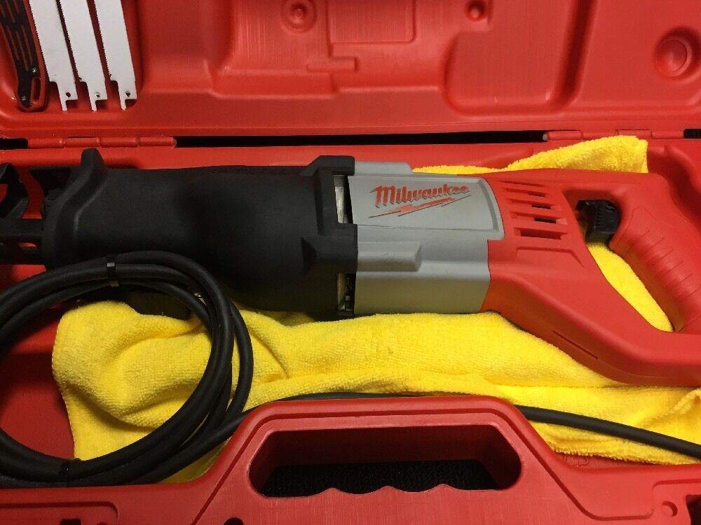 MILWAUKEE SAWZALL 12 AMP WITH CASE, DISPLAY, FREE EXTRAS