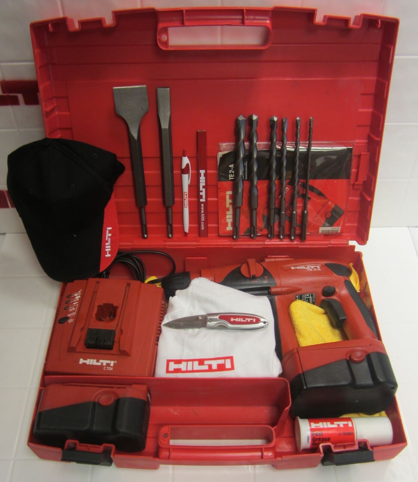 HILTI TE 2 A HAMMER DRILL, PREOWNED, ORIGINAL,FREE EXTRAS, STRONG