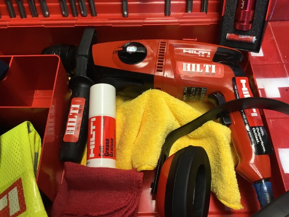 HILTI TE 2 HAMMER DRILL, EXCELLENT CONDITION, FREE MEASURER,