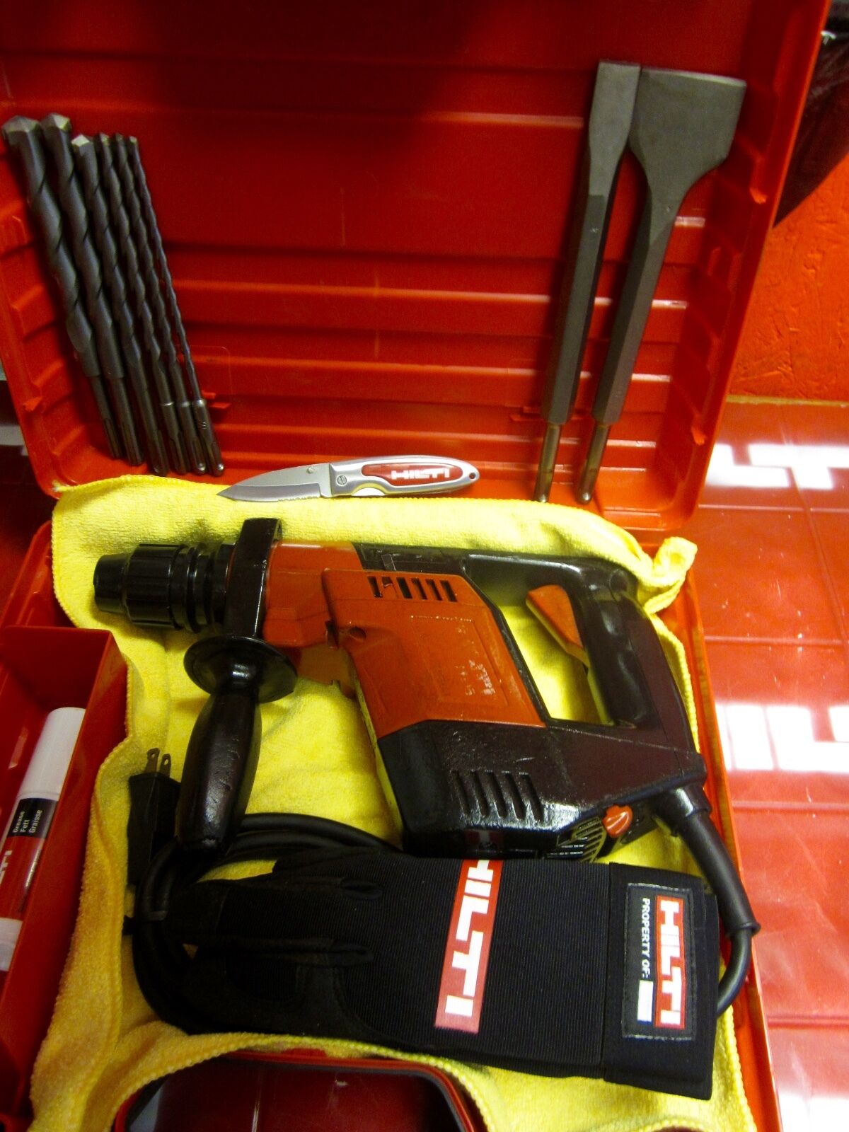 HILTI TE 5 HAMMER DRILL, FREE DRILL BITS & CHISELS