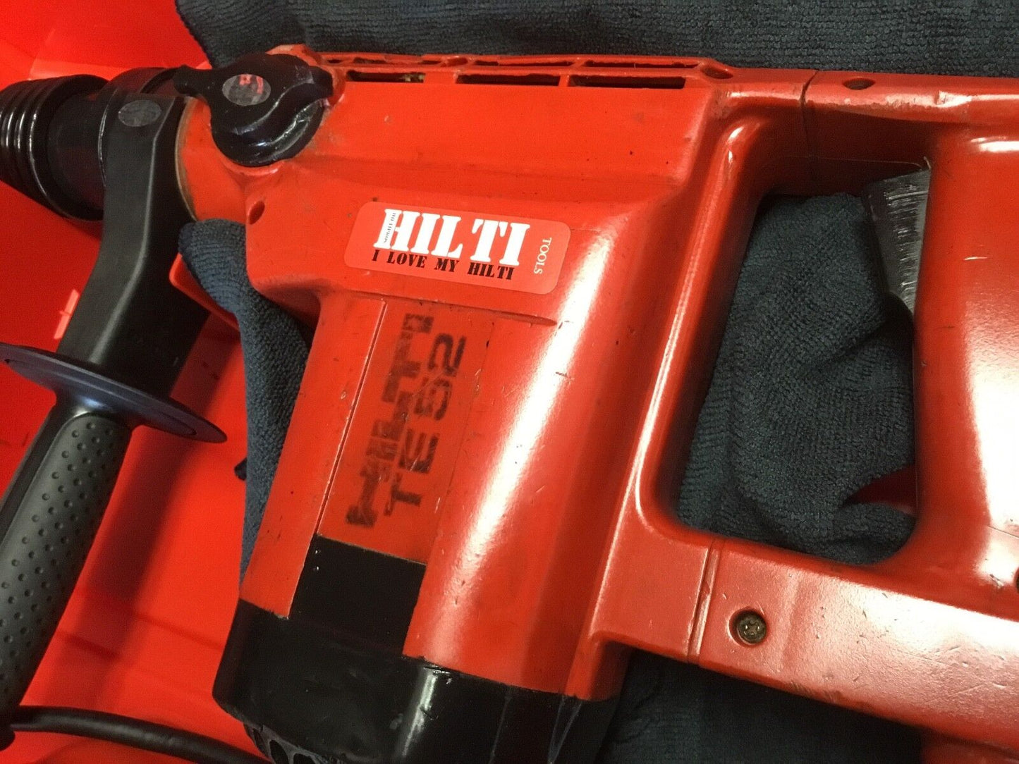 HILTI TE 52 HAMMER DRILL, PREOWNED, FREE CHISELS, BITS, EXTRAS, FAST SHIP