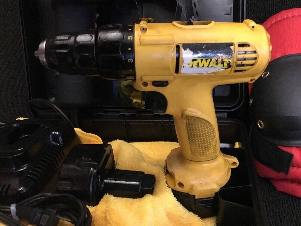 DEWALT DW926 CORDLESS DRILL, 2 BATTERIES, PREOWNED FREE GRINDER