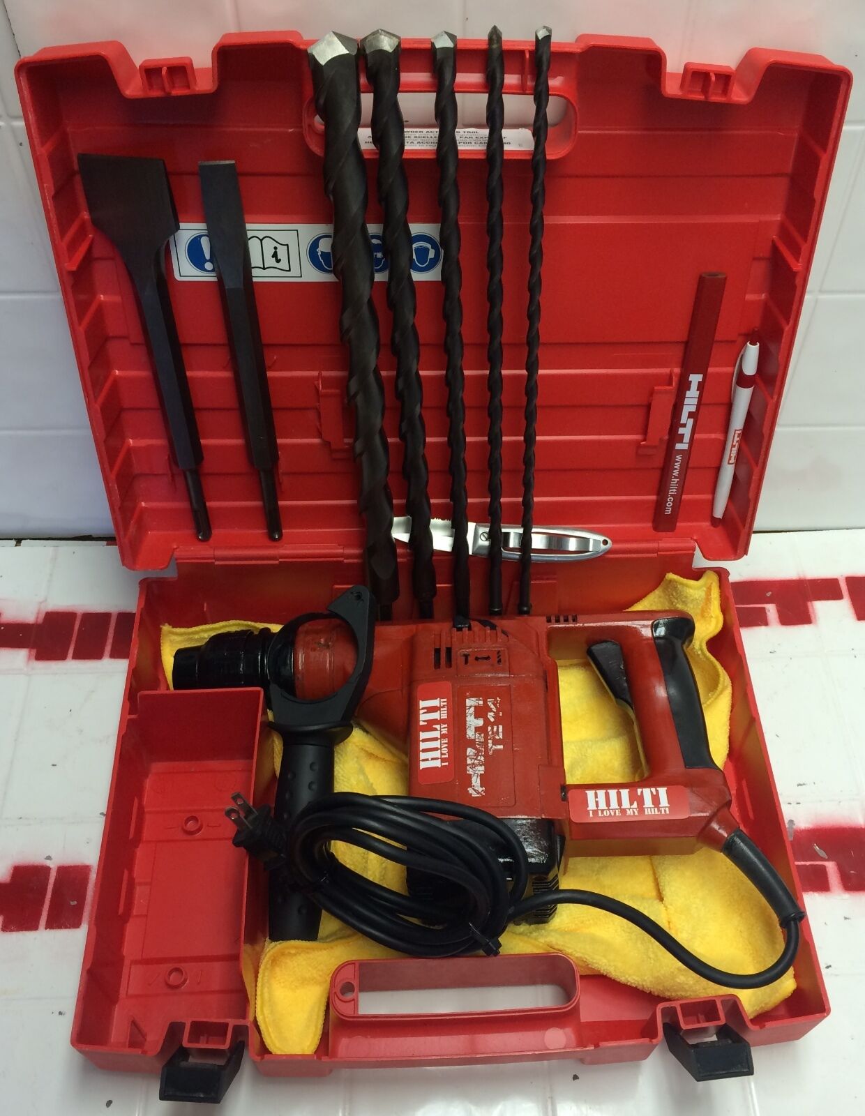 HILTI TE 14 PREOWNED, FREE BITS, CHISELS, HILTI HAT, EXTRAS