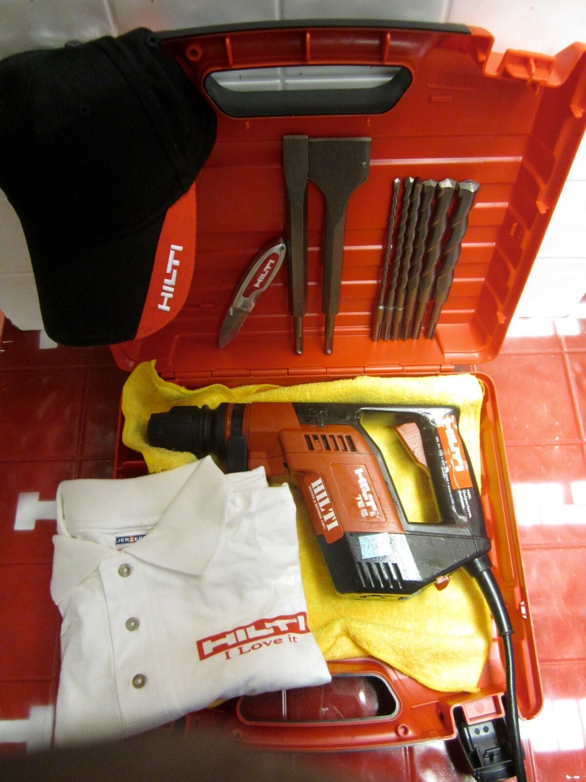 HILTI TE 5 HAMMER DRILL, STRONG, FREE DRILL BITS & CHISELS