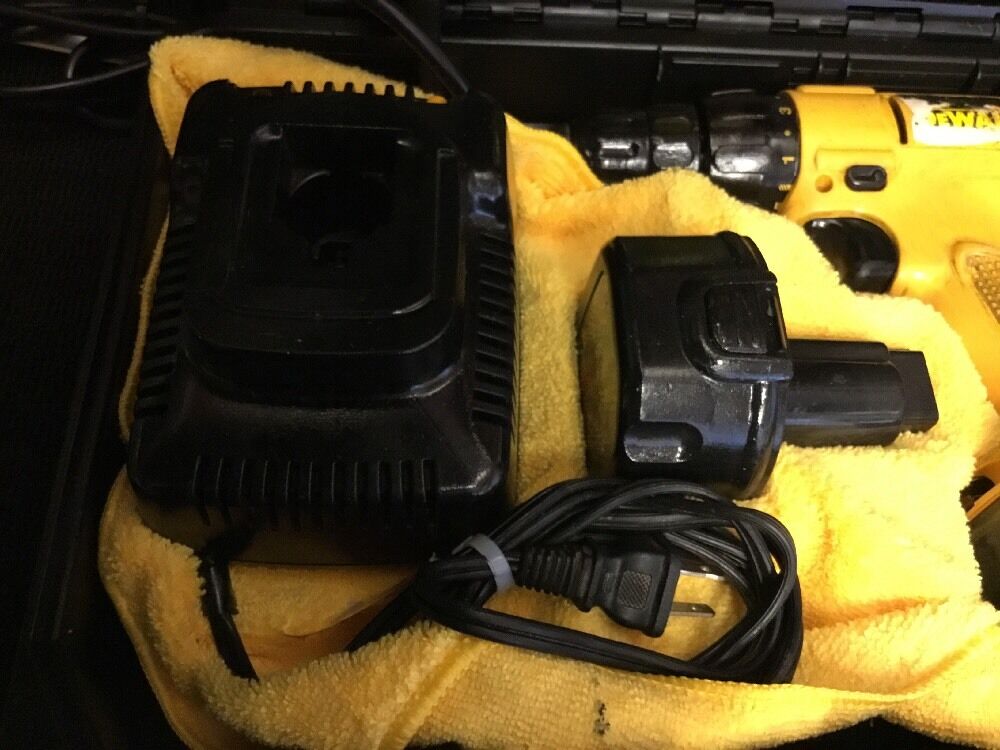 DEWALT DW926 CORDLESS DRILL, 2 BATTERIES, PREOWNED FREE GRINDER