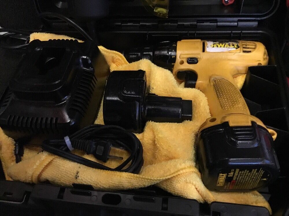 DEWALT DW926 CORDLESS DRILL, 2 BATTERIES, PREOWNED FREE GRINDER