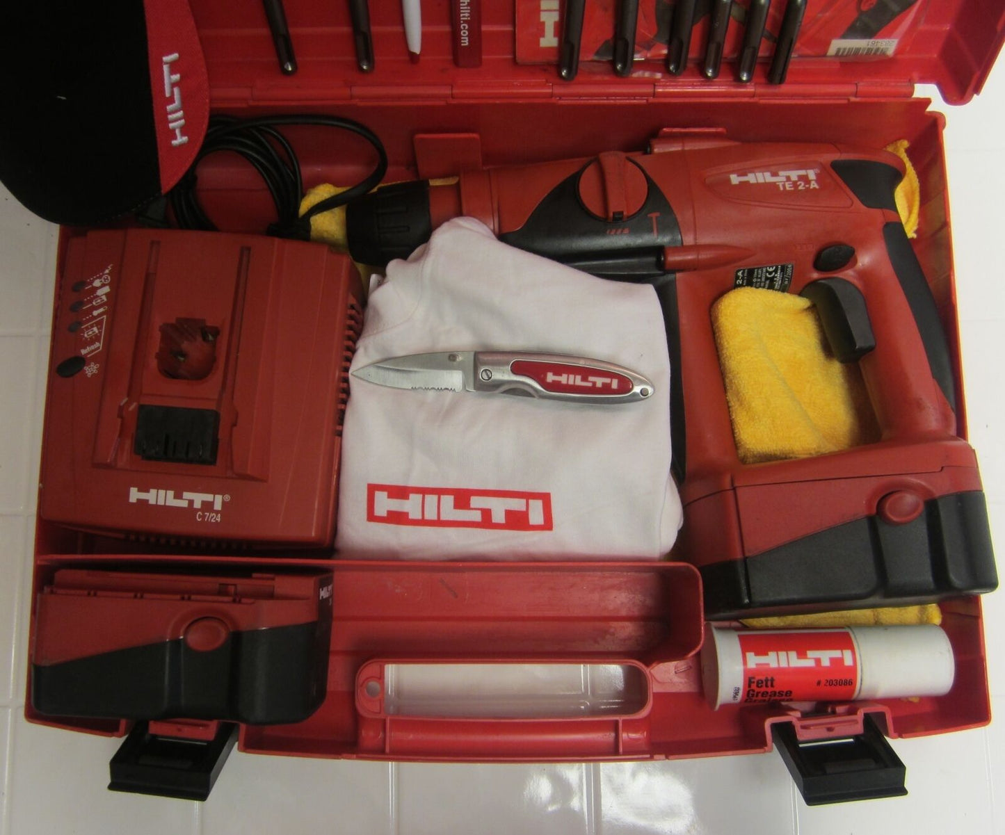 HILTI TE 2 A HAMMER DRILL, PREOWNED, ORIGINAL,FREE EXTRAS, STRONG