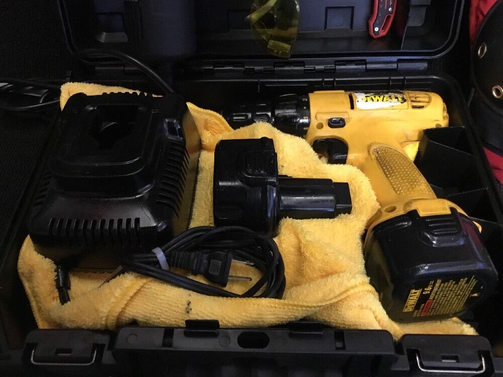 DEWALT DW926 CORDLESS DRILL, 2 BATTERIES, PREOWNED FREE GRINDER