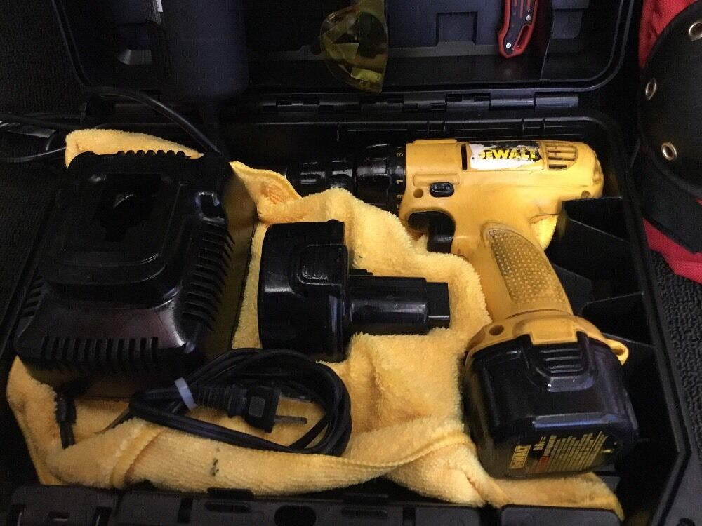 DEWALT DW926 CORDLESS DRILL, 2 BATTERIES, PREOWNED FREE GRINDER