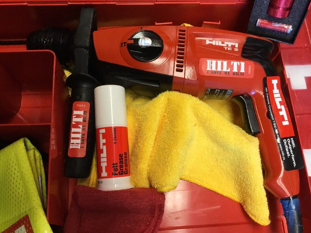 HILTI TE 2 HAMMER DRILL, EXCELLENT CONDITION, FREE MEASURER,