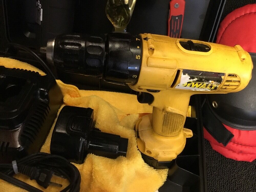 DEWALT DW926 CORDLESS DRILL, 2 BATTERIES, PREOWNED FREE GRINDER