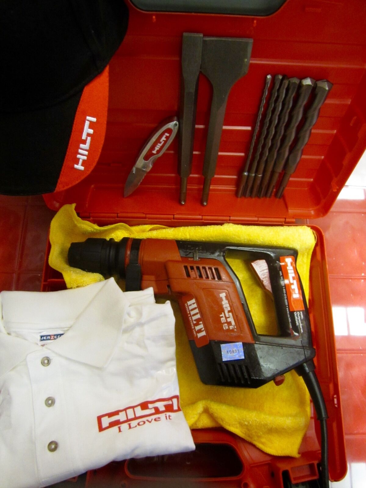 HILTI TE 5 HAMMER DRILL, STRONG, FREE DRILL BITS & CHISELS