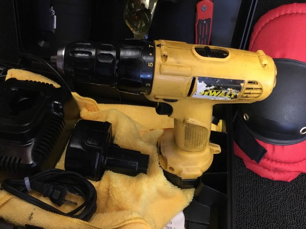 DEWALT DW926 CORDLESS DRILL, 2 BATTERIES, PREOWNED FREE GRINDER