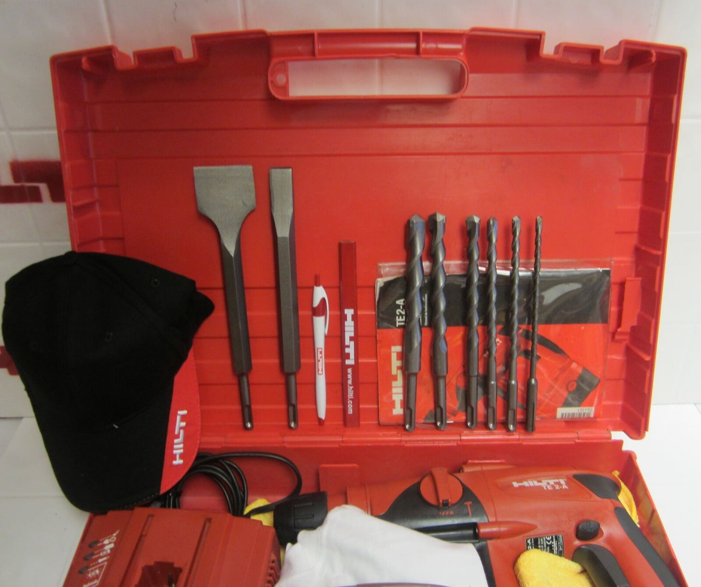 HILTI TE 2 A HAMMER DRILL, PREOWNED, ORIGINAL,FREE EXTRAS, STRONG