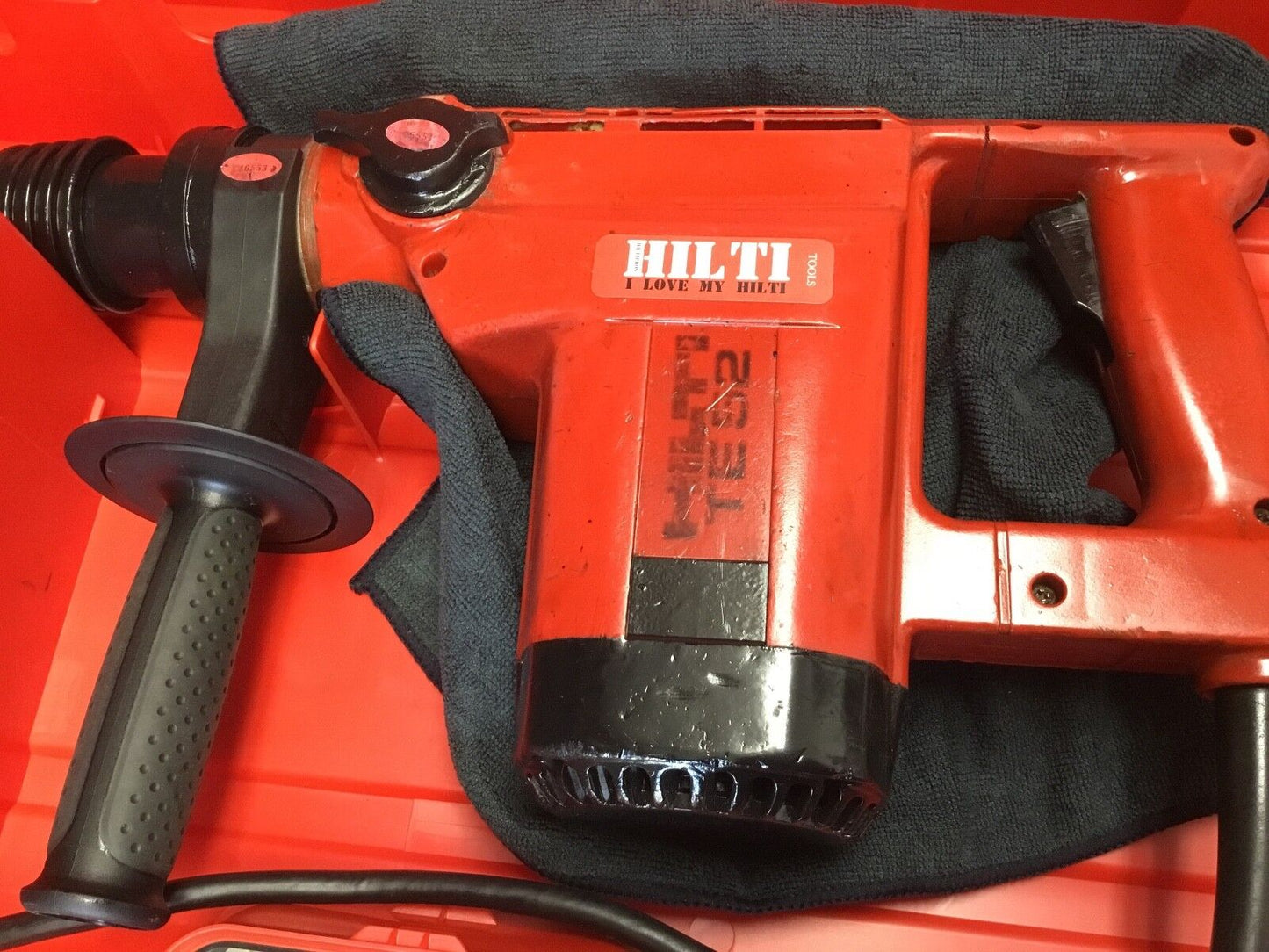 HILTI TE 52 HAMMER DRILL, PREOWNED, FREE CHISELS, BITS, EXTRAS, FAST SHIP