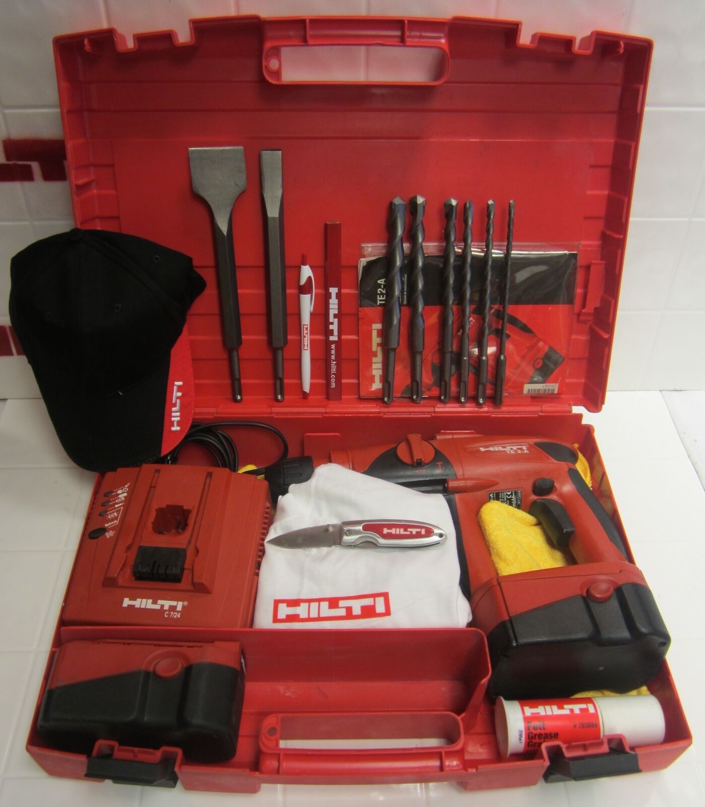 HILTI TE 2 A HAMMER DRILL, PREOWNED, ORIGINAL,FREE EXTRAS, STRONG