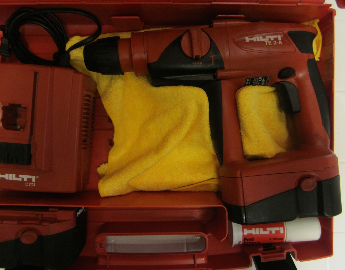 HILTI TE 2 A HAMMER DRILL, PREOWNED, ORIGINAL,FREE EXTRAS, STRONG