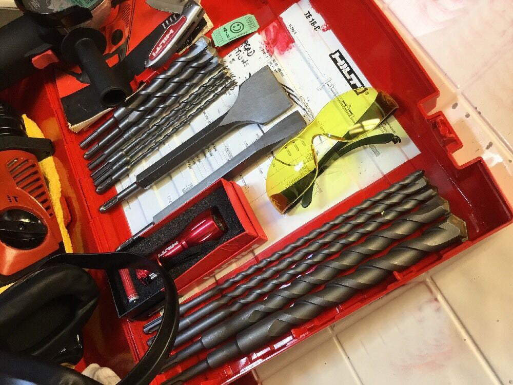 HILTI TE 16C DRILL, EXCELLENT CONDITION, WITH COMPLETE BITS SET,