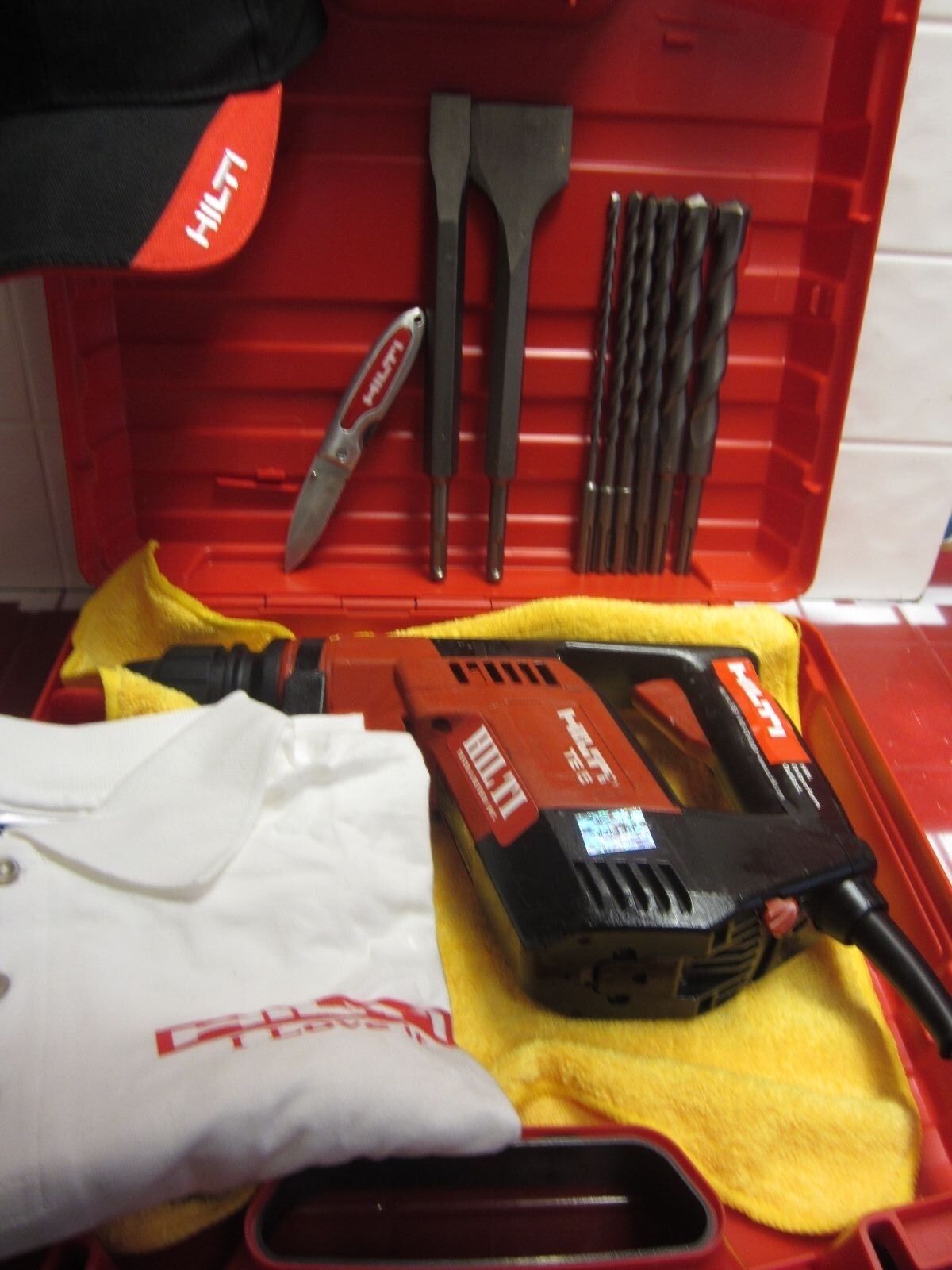 HILTI TE 5 HAMMER DRILL, STRONG, FREE DRILL BITS & CHISELS